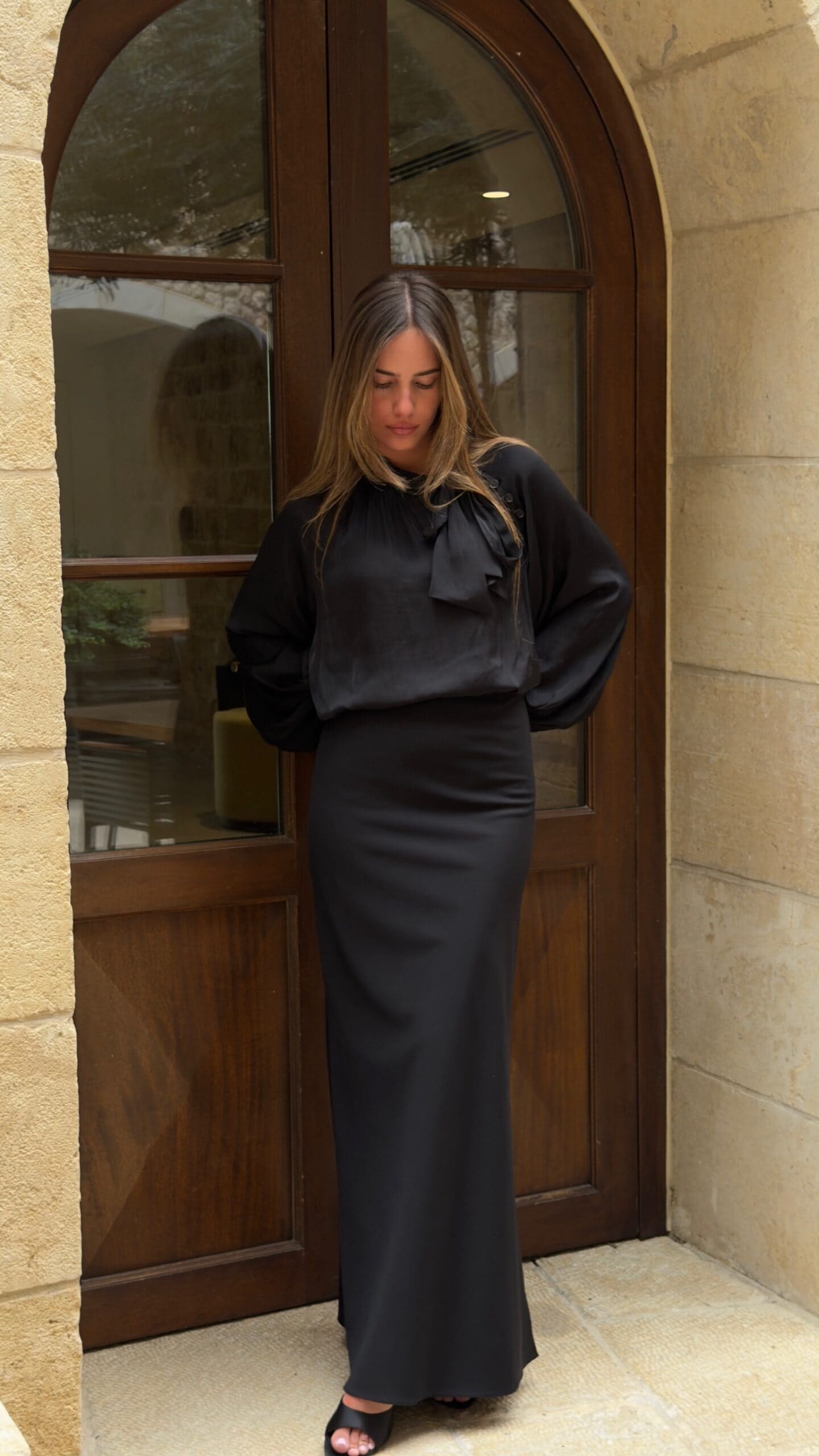 IMG_6201 חצאית מקסי בגזרת אלכסון - שחור – תמונה 1